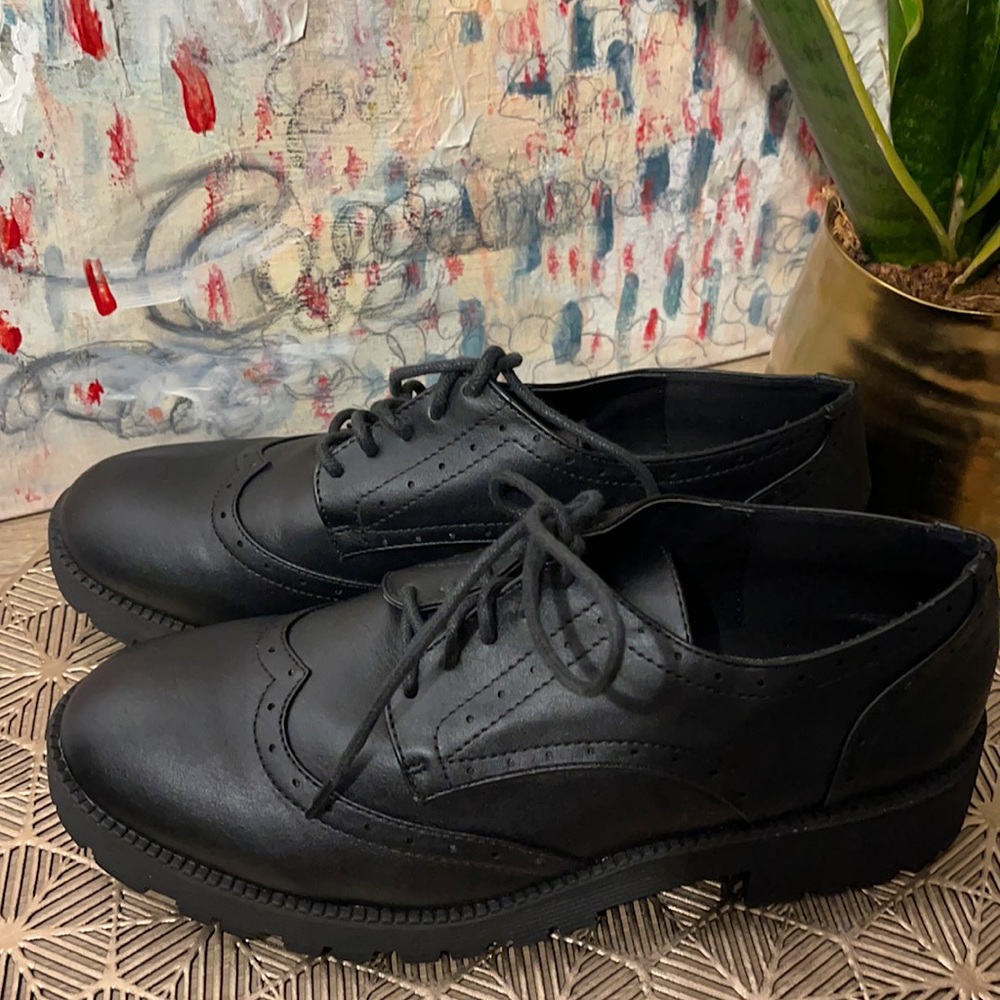 Black Oxford shoe w/ Platform Sz8 NWB
